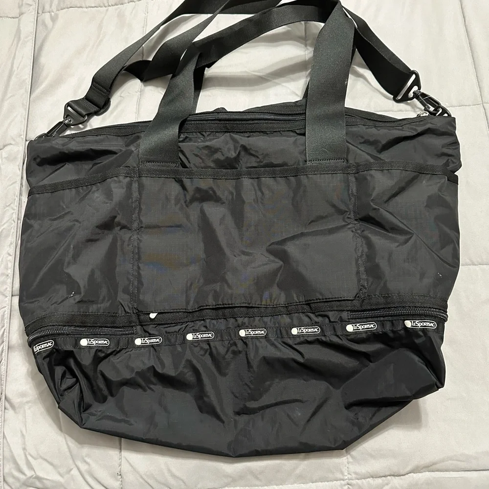 Brand new LeSportsac Dakota Medium Deluxe Overnight Bag - Picture 6 of 7